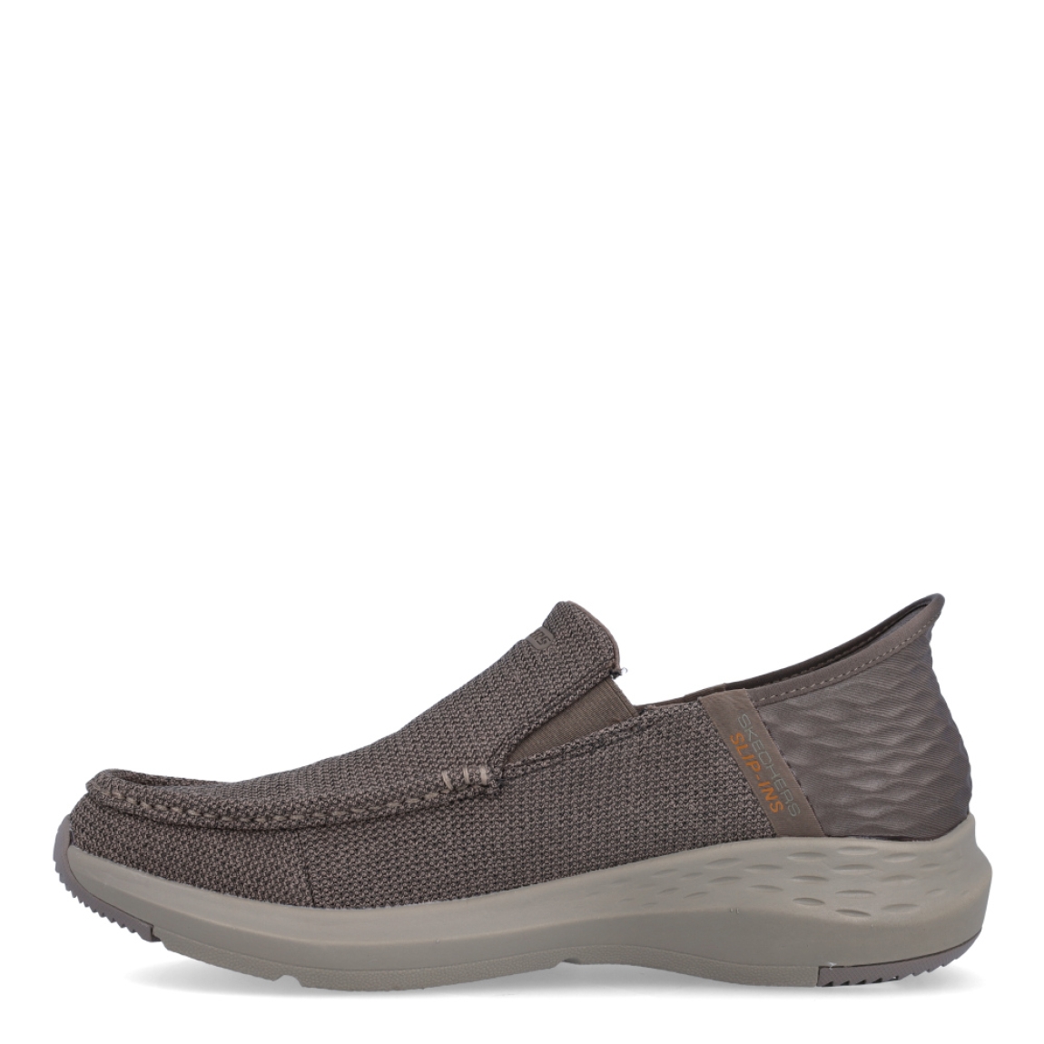 Mocasines de la marca Skechers, modelo 204. Exterior en tela color taupe. Interior en textil transpirable color taupe oscuro con plantilla acolchada y extraíble para máxima comodidad. Suela de goma con cuña de 3cm de altura. Estos mocasines Skechers 204 son ideales para tu día a día, unas clásicas excelentes en comodidad.