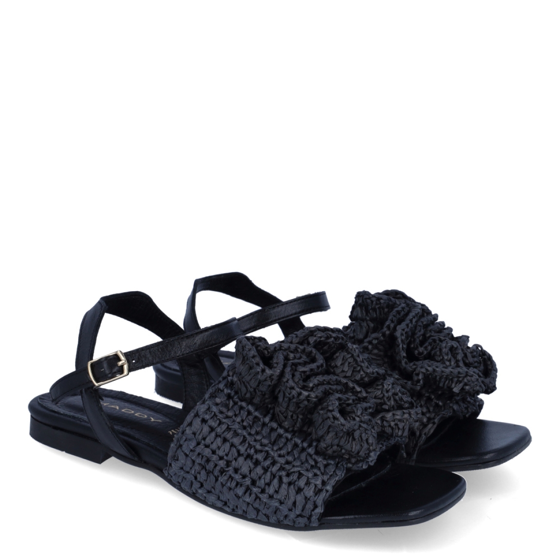 Sandalias de la marca Itse, modelo SHADY. Sandalias elaboradas en rafia trenzada color negro con detalles de flor en la pala. Cierre de las sandalias con hebilla en tobillo y suela de goma plana. Estas sandalias Itse SHADY son un complemento ideal para crear looks con personalidad y comodidad esta temporada. No te pueden faltar en el armario!