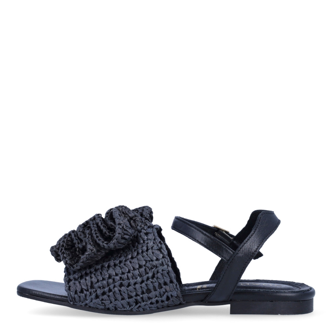 Sandalias de la marca Itse, modelo SHADY. Sandalias elaboradas en rafia trenzada color negro con detalles de flor en la pala. Cierre de las sandalias con hebilla en tobillo y suela de goma plana. Estas sandalias Itse SHADY son un complemento ideal para crear looks con personalidad y comodidad esta temporada. No te pueden faltar en el armario!