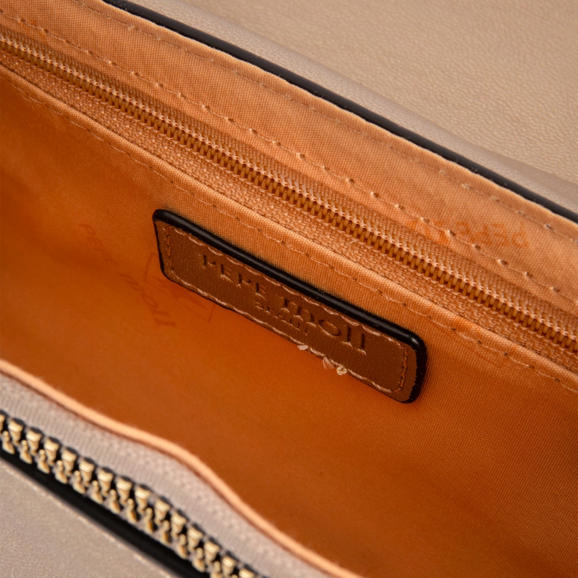 El bolso de hombro de la marca Pepe Moll, modelo TITAN. Elaborado en polipiel acolchado color platino con diseño geométrico. Interior forrado con bolsillo interior para organizar lo imprescindible. Cierre con botón. Cierre superior con solapa imantada y compartimento con cremallera.. Asa trenzada desmontable, perfecta para llevar al hombro o en la mano. Medidas: alto 12cm y ancho 22cm. Este bolso Pepe Moll TITAN es un modelo que combina elegancia y comodidad, con un asa trenzada desmontable que eleva cualquier look.