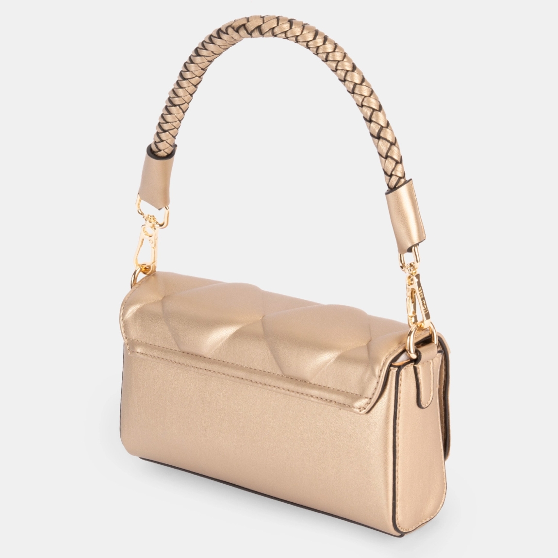 El bolso de hombro de la marca Pepe Moll, modelo TITAN. Elaborado en polipiel acolchado color platino con diseño geométrico. Interior forrado con bolsillo interior para organizar lo imprescindible. Cierre con botón. Cierre superior con solapa imantada y compartimento con cremallera.. Asa trenzada desmontable, perfecta para llevar al hombro o en la mano. Medidas: alto 12cm y ancho 22cm. Este bolso Pepe Moll TITAN es un modelo que combina elegancia y comodidad, con un asa trenzada desmontable que eleva cualquier look.