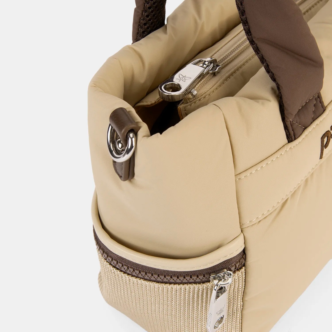 Bolso de la marca Pepe Moll, modelo LAGOON. Elaborado en naylon color camel, con un diseño ligero y funcional, ideal para cualquier plan.Cierre con cremallera. Incluye un asa bandolera extraíble, para mayor versatilidad. Bolsillos exteriores con cremallera, para tenerlo todo bien organizado. Medidas: 19cm alto y 26cm ancho. Bolso Pepe Moll LAGOON, pensado para acompañarte en tu día a día.