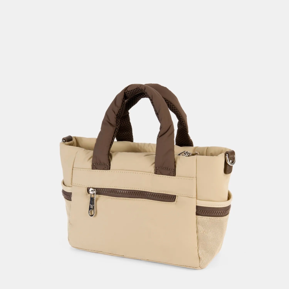 Bolso de la marca Pepe Moll, modelo LAGOON. Elaborado en naylon color camel, con un diseño ligero y funcional, ideal para cualquier plan.Cierre con cremallera. Incluye un asa bandolera extraíble, para mayor versatilidad. Bolsillos exteriores con cremallera, para tenerlo todo bien organizado. Medidas: 19cm alto y 26cm ancho. Bolso Pepe Moll LAGOON, pensado para acompañarte en tu día a día.