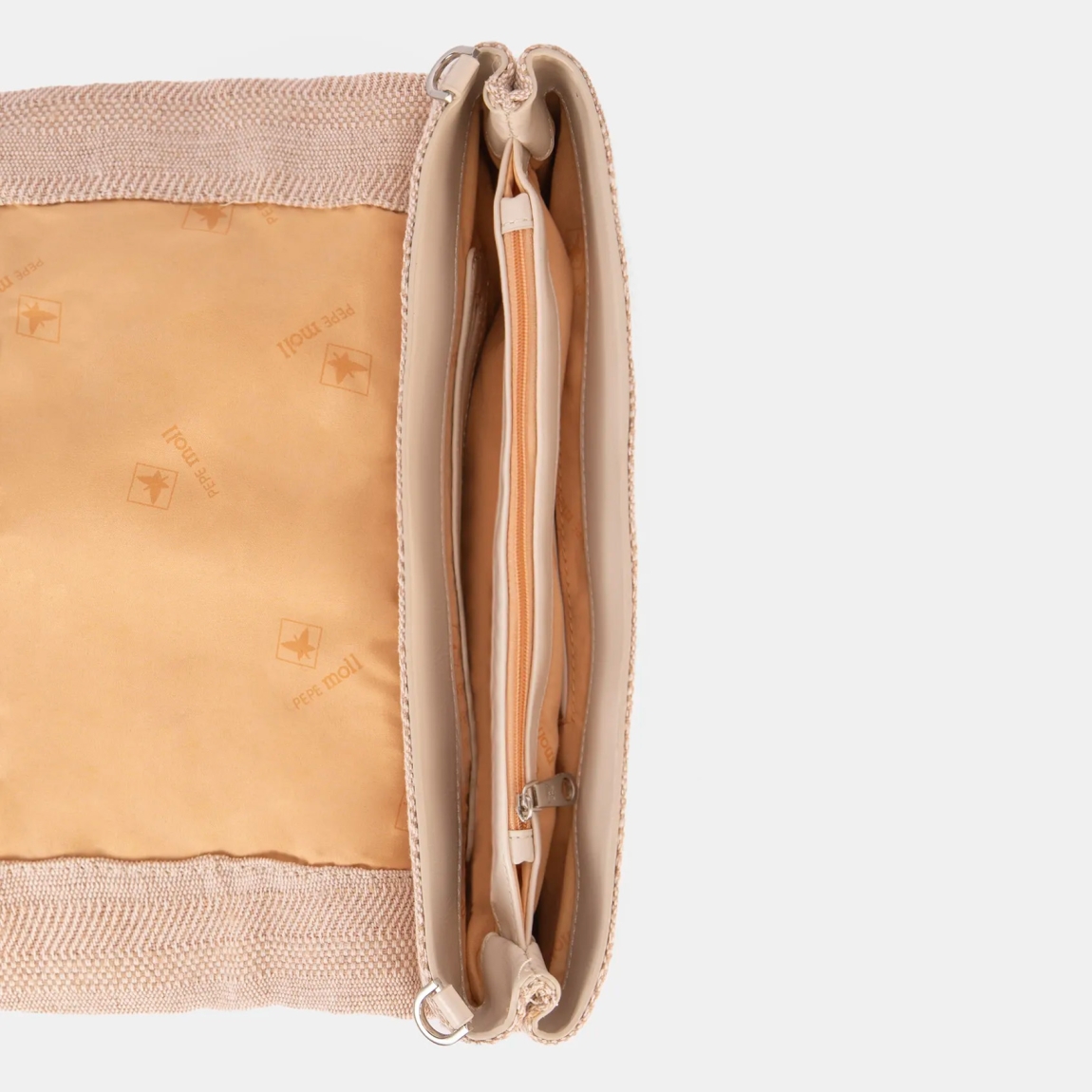 Bolso de la marca Pepe Moll, modelo STACY. Elaborado en textil color nude vibrante con detalle de anilla decorativa con grabado de la marca. Cierre con cremallera y compartimentos interiores. Correa de mano para llevarlo cómodamente. Medidas : alto 18cm y ancho 30cm. Bolso Pepe Moll STACY, ideal para looks diarios, cenas informales o escapadas de finde.