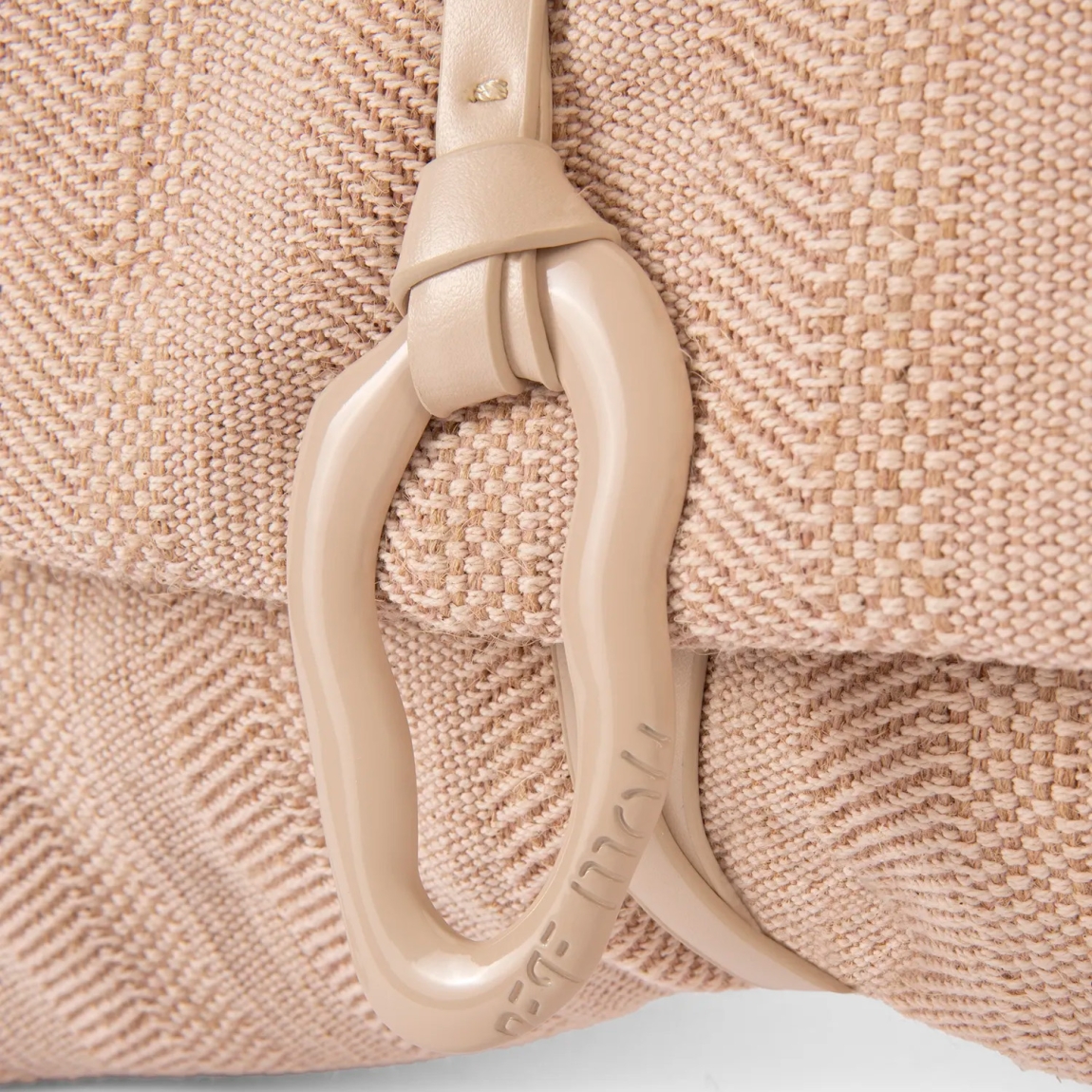 Bolso de la marca Pepe Moll, modelo STACY. Elaborado en textil color nude vibrante con detalle de anilla decorativa con grabado de la marca. Cierre con cremallera y compartimentos interiores. Correa de mano para llevarlo cómodamente. Medidas : alto 18cm y ancho 30cm. Bolso Pepe Moll STACY, ideal para looks diarios, cenas informales o escapadas de finde.