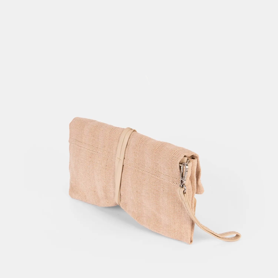 Bolso de la marca Pepe Moll, modelo STACY. Elaborado en textil color nude vibrante con detalle de anilla decorativa con grabado de la marca. Cierre con cremallera y compartimentos interiores. Correa de mano para llevarlo cómodamente. Medidas : alto 18cm y ancho 30cm. Bolso Pepe Moll STACY, ideal para looks diarios, cenas informales o escapadas de finde.