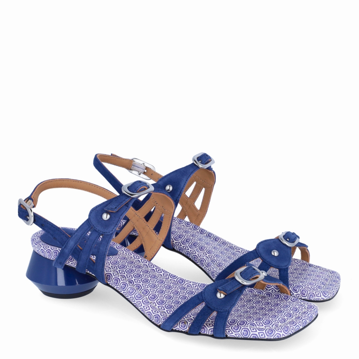 Sandalia de tacón medio de la marca Audley, modelo LING. Eabroado e ante color azul con diseño multi color combinado con pieza de tiras minimalistas sobre pala y elegante tira sobre el empeine con pulsera abrochada al tobillo. Ajuste perfecto con correa. Planta acolchada soft. Dinámico y confortable exclusivo tacón azul brillo con base ancha y bonito perfil. Forro en piel 100%. Estas sandalias Audley LING son ideales para añadir estilo, elegancia y comodidad a tus looks de temporada!