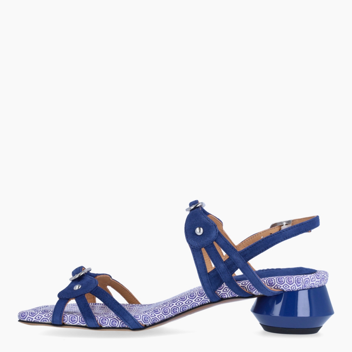 Sandalia de tacón medio de la marca Audley, modelo LING. Eabroado e ante color azul con diseño multi color combinado con pieza de tiras minimalistas sobre pala y elegante tira sobre el empeine con pulsera abrochada al tobillo. Ajuste perfecto con correa. Planta acolchada soft. Dinámico y confortable exclusivo tacón azul brillo con base ancha y bonito perfil. Forro en piel 100%. Estas sandalias Audley LING son ideales para añadir estilo, elegancia y comodidad a tus looks de temporada!