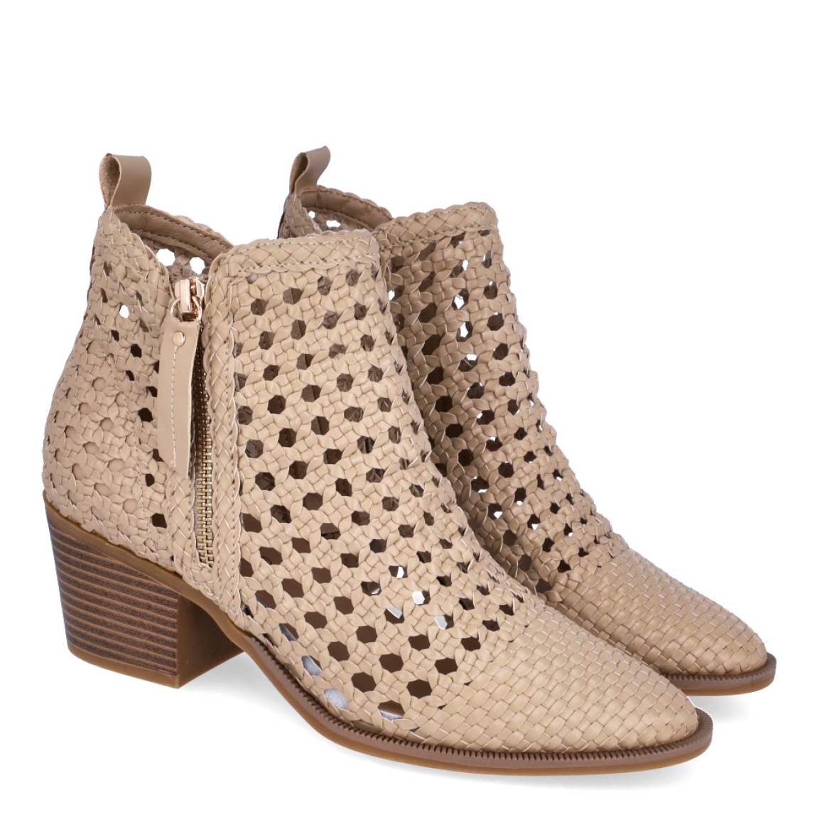 Botines de la marca Alpe, modelo THIANA. Exterior en piel trenzada color camel. Interior en piel color camel con plantilla acolchada. Cierre con cremallera y un tacon de 5cm de altura. Estos botines Alpe THIANA son ideales para llevar con estilo y comodidad tus outfits de temporada!