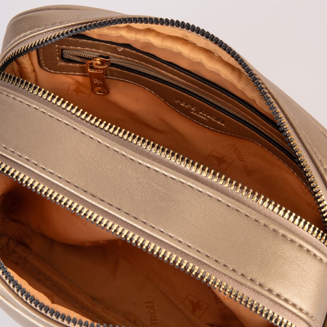 Bolso de la marca Pepe Moll, modelo MARLON. Exterior en piel acolchada color platino con detalle de logo en parte delantera. Bolsillo trasero. Interior con compartimentos separados. Cierre principal con cremallera. Medidas: alto 14cm y ancho 21cm. Este bolso Pepe Moll MARLON es ideal para llevar a todos lados!