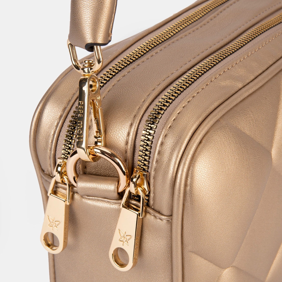 Bolso de la marca Pepe Moll, modelo MARLON. Exterior en piel acolchada color platino con detalle de logo en parte delantera. Bolsillo trasero. Interior con compartimentos separados. Cierre principal con cremallera. Medidas: alto 14cm y ancho 21cm. Este bolso Pepe Moll MARLON es ideal para llevar a todos lados!