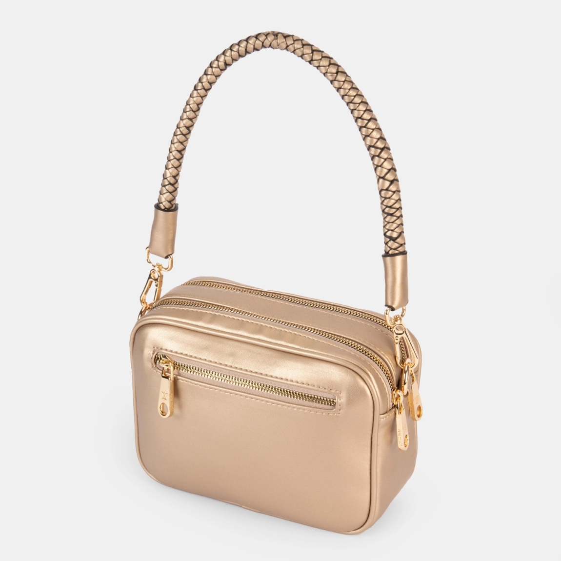 Bolso de la marca Pepe Moll, modelo MARLON. Exterior en piel acolchada color platino con detalle de logo en parte delantera. Bolsillo trasero. Interior con compartimentos separados. Cierre principal con cremallera. Medidas: alto 14cm y ancho 21cm. Este bolso Pepe Moll MARLON es ideal para llevar a todos lados!