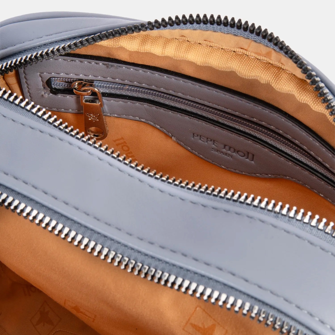 Bolso de la marca Pepe Moll, modelo MARLON. Exterior en piel acolchada color azul con detalle de logo en parte delantera. Bolsillo trasero. Interior con compartimentos separados. Cierre principal con cremallera. Medidas: alto 14cm y ancho 21cm. Este bolso Pepe Moll MARLON es ideal para llevar a todos lados!