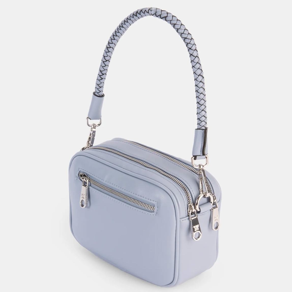 Bolso de la marca Pepe Moll, modelo MARLON. Exterior en piel acolchada color azul con detalle de logo en parte delantera. Bolsillo trasero. Interior con compartimentos separados. Cierre principal con cremallera. Medidas: alto 14cm y ancho 21cm. Este bolso Pepe Moll MARLON es ideal para llevar a todos lados!