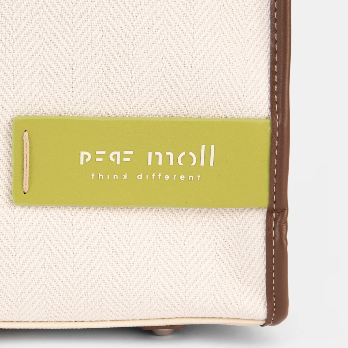 Bolso de la marca Pepe Moll, modelo LUCIA. Elaborado en textil color fluor, con detalle en marron y beig. Cierre con cremallera. Bolsillo exterior con cremallera, para tenerlo todo bien organizado. Medidas: 27cm alto y 37cm ancho. Bolso Pepe Moll LUCIA, pensado para acompañarte en tu día a día.