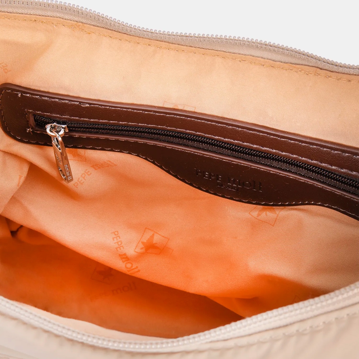 Bolso de la marca Pepe Moll, modelo SAND. Elaborado en naylon color camel, con un diseño ligero y funcional, ideal para cualquier plan.Cierre con cremallera. Incluye un asa bandolera extraíble, para mayor versatilidad. Bolsillos exteriores con cremallera, para tenerlo todo bien organizado. Medidas: 18cm alto y 28cm ancho. Bolso Pepe Moll SAND, pensado para acompañarte en tu día a día.