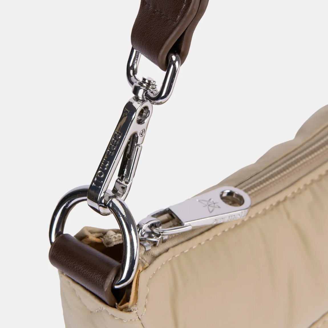 Bolso de la marca Pepe Moll, modelo SAND. Elaborado en naylon color camel, con un diseño ligero y funcional, ideal para cualquier plan.Cierre con cremallera. Incluye un asa bandolera extraíble, para mayor versatilidad. Bolsillos exteriores con cremallera, para tenerlo todo bien organizado. Medidas: 18cm alto y 28cm ancho. Bolso Pepe Moll SAND, pensado para acompañarte en tu día a día.