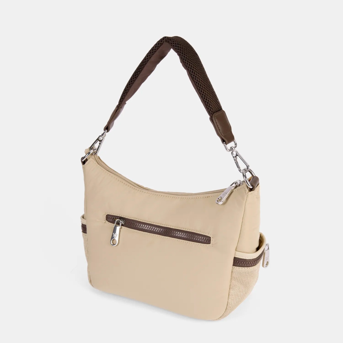 Bolso de la marca Pepe Moll, modelo SAND. Elaborado en naylon color camel, con un diseño ligero y funcional, ideal para cualquier plan.Cierre con cremallera. Incluye un asa bandolera extraíble, para mayor versatilidad. Bolsillos exteriores con cremallera, para tenerlo todo bien organizado. Medidas: 18cm alto y 28cm ancho. Bolso Pepe Moll SAND, pensado para acompañarte en tu día a día.