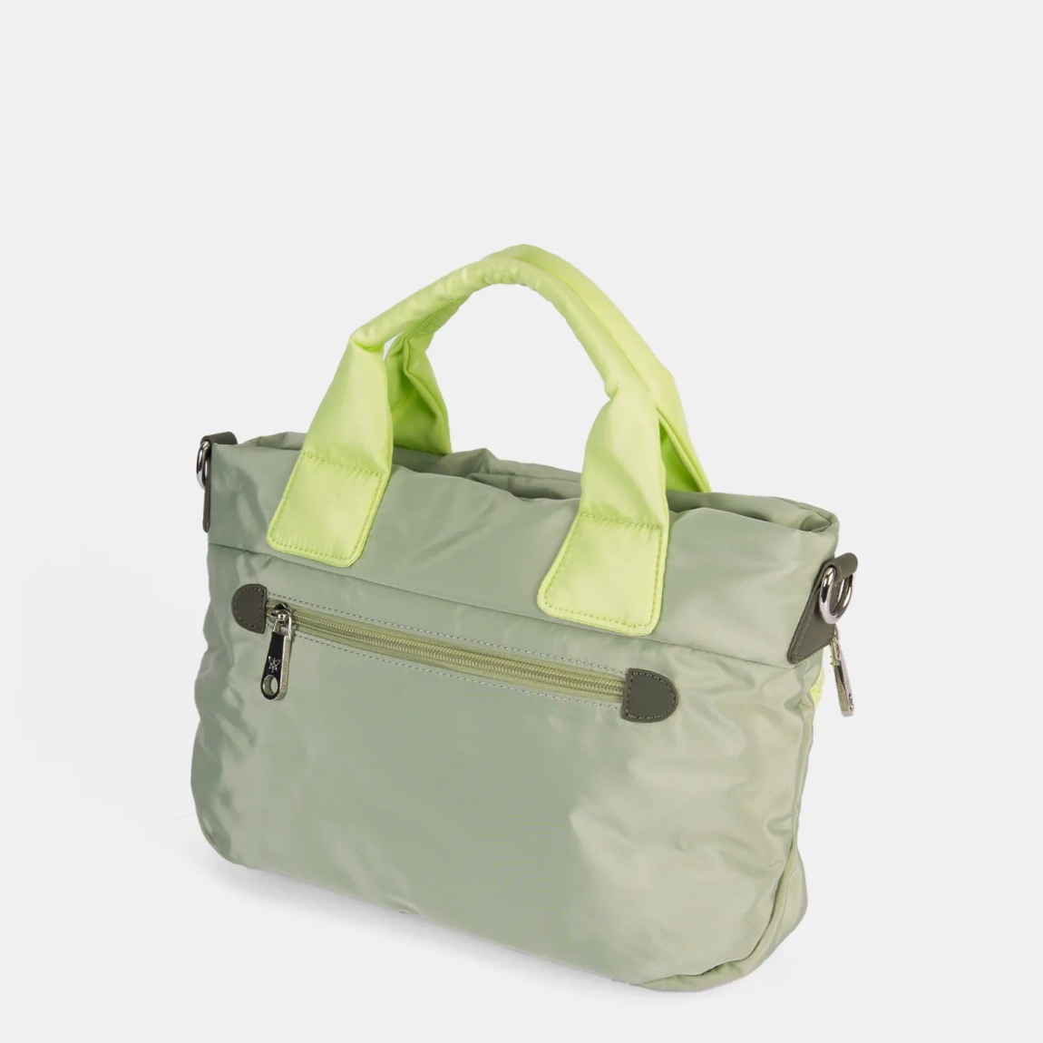 El bolso de mano Pepe Moll , modelo TRINI. Elaborado en naylon color verde, material ligero y resistente, con dierentes compartimentos exteriores, extraíbles. Cierre con cremallera. Medidas: alto 22cm y ancho 30cm. Este bolso Pepe Moll TRINI es el complemento perfecto para quienes buscan funcionalidad sin renunciar al estilo. Su diseño y su textura ligera lo convierten en un imprescindible de temporada.