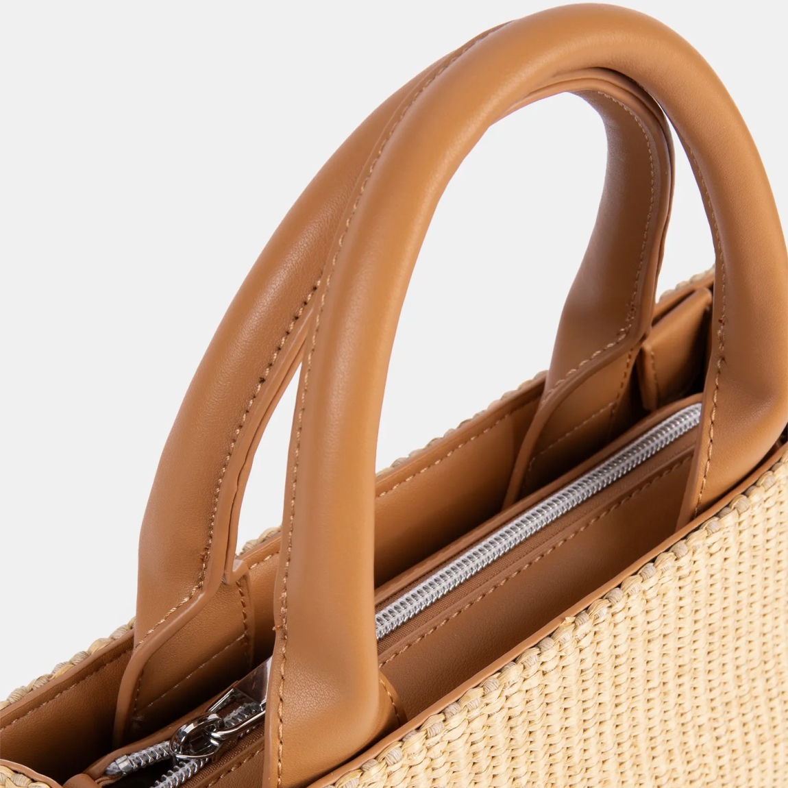 Bolso de la marca Pepe Moll, modelo OLESA. Elaborado en rafia color camel, con un diseño ligero y funcional, ideal para cualquier plan.Cierre con cremallera. Incluye un asa de mano. Bolsillo exterior con cremallera, para tenerlo todo bien organizado. Medidas: 22cm alto y 26cm ancho. Bolso Pepe Moll OLESA, pensado para acompañarte en tu día a día.