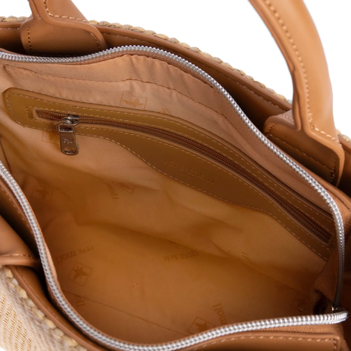 Bolso de la marca Pepe Moll, modelo OLESA. Elaborado en rafia color camel, con un diseño ligero y funcional, ideal para cualquier plan.Cierre con cremallera. Incluye un asa de mano. Bolsillo exterior con cremallera, para tenerlo todo bien organizado. Medidas: 22cm alto y 26cm ancho. Bolso Pepe Moll OLESA, pensado para acompañarte en tu día a día.