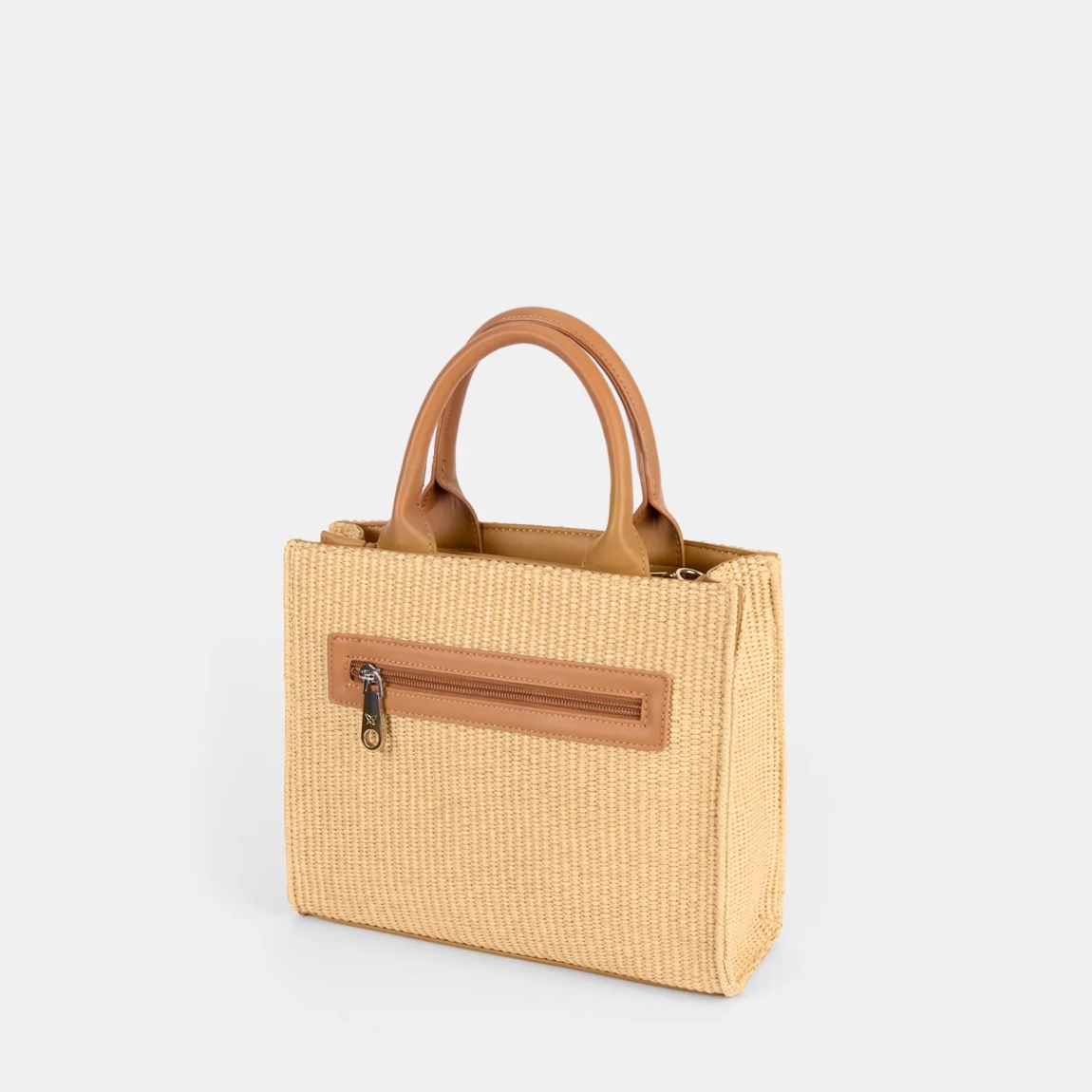 Bolso de la marca Pepe Moll, modelo OLESA. Elaborado en rafia color camel, con un diseño ligero y funcional, ideal para cualquier plan.Cierre con cremallera. Incluye un asa de mano. Bolsillo exterior con cremallera, para tenerlo todo bien organizado. Medidas: 22cm alto y 26cm ancho. Bolso Pepe Moll OLESA, pensado para acompañarte en tu día a día.