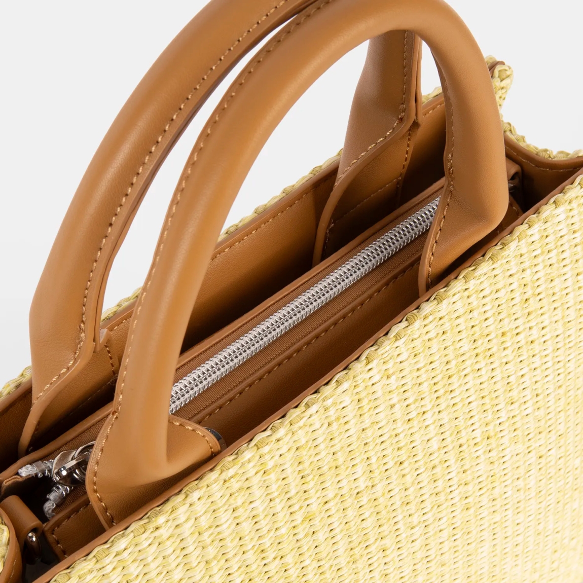 Bolso de la marca Pepe Moll, modelo OLESA. Elaborado en rafia color fluor, con un diseño ligero y funcional, ideal para cualquier plan.Cierre con cremallera. Incluye un asa de mano. Bolsillo exterior con cremallera, para tenerlo todo bien organizado. Medidas: 22cm alto y 26cm ancho. Bolso Pepe Moll OLESA, pensado para acompañarte en tu día a día.
