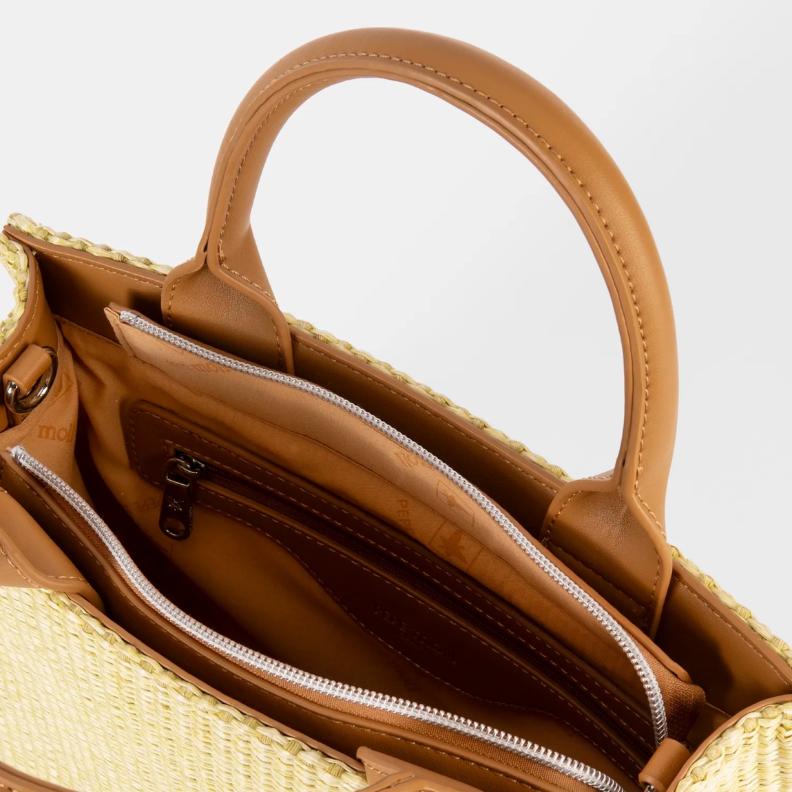 Bolso de la marca Pepe Moll, modelo OLESA. Elaborado en rafia color fluor, con un diseño ligero y funcional, ideal para cualquier plan.Cierre con cremallera. Incluye un asa de mano. Bolsillo exterior con cremallera, para tenerlo todo bien organizado. Medidas: 22cm alto y 26cm ancho. Bolso Pepe Moll OLESA, pensado para acompañarte en tu día a día.