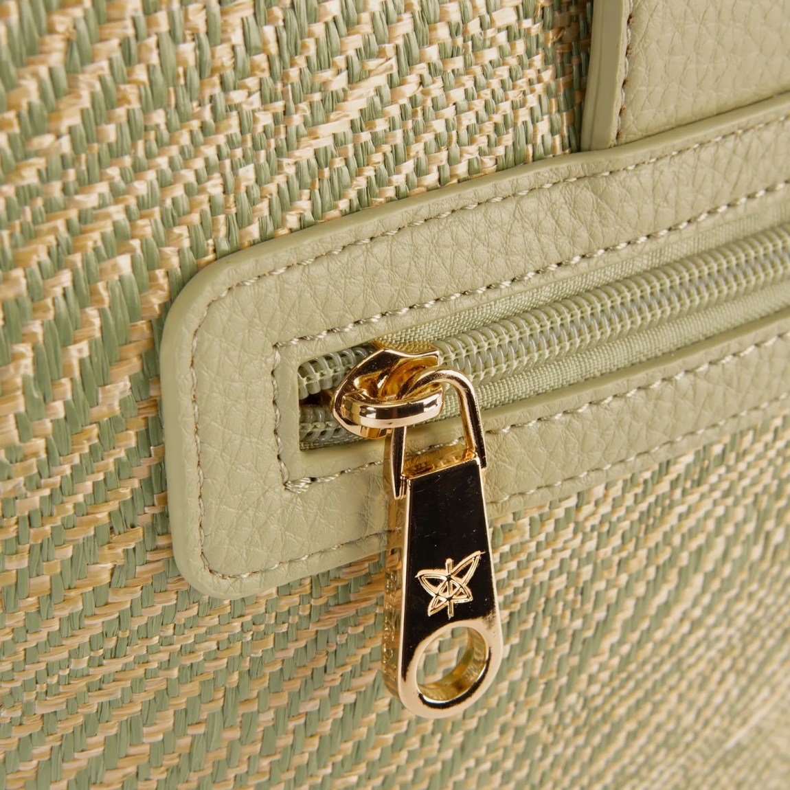 Bolso de la marca Pepe Moll, modelo COCO. Elaborado en polipiel color verde, con un diseño ligero y funcional, ideal para cualquier plan.Cierre con cremallera. Incluye un asa de mano con forma cuadrada. Bolsillo exterior con cremallera, para tenerlo todo bien organizado. Medidas: 23cm alto y 36cm ancho. Bolso Pepe Moll COCO, pensado para acompañarte en tu día a día.