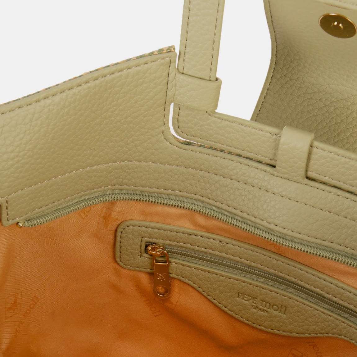 Bolso de la marca Pepe Moll, modelo COCO. Elaborado en polipiel color verde, con un diseño ligero y funcional, ideal para cualquier plan.Cierre con cremallera. Incluye un asa de mano con forma cuadrada. Bolsillo exterior con cremallera, para tenerlo todo bien organizado. Medidas: 23cm alto y 36cm ancho. Bolso Pepe Moll COCO, pensado para acompañarte en tu día a día.