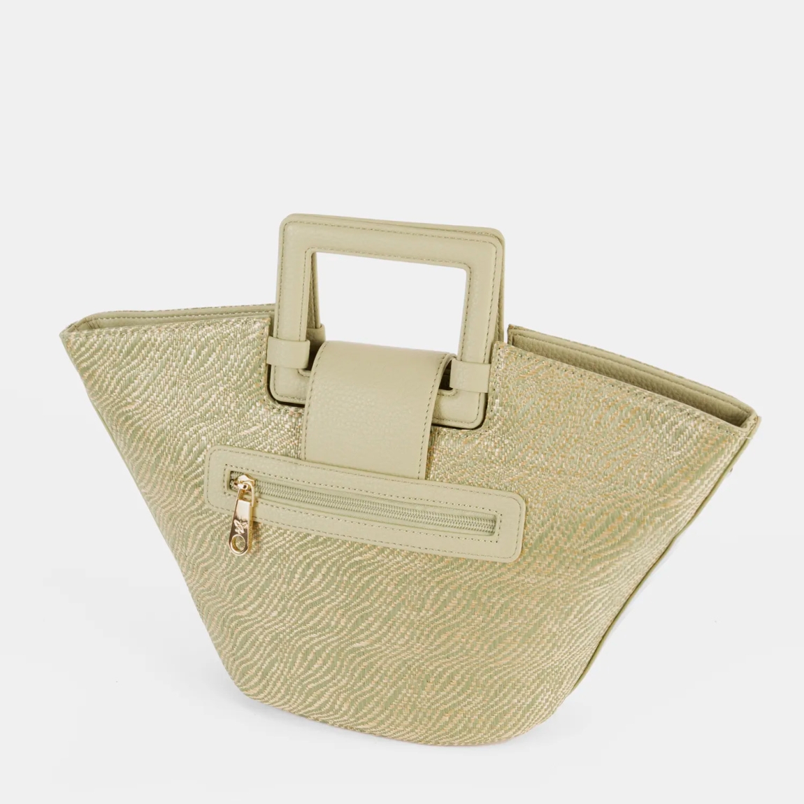 Bolso de la marca Pepe Moll, modelo COCO. Elaborado en polipiel color verde, con un diseño ligero y funcional, ideal para cualquier plan.Cierre con cremallera. Incluye un asa de mano con forma cuadrada. Bolsillo exterior con cremallera, para tenerlo todo bien organizado. Medidas: 23cm alto y 36cm ancho. Bolso Pepe Moll COCO, pensado para acompañarte en tu día a día.