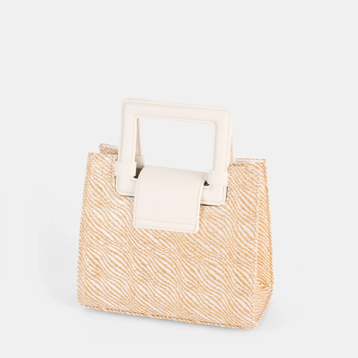 Bolso de la marca Pepe Moll, modelo COCO_S. Elaborado en polipiel multicolor, con un diseño ligero y funcional, ideal para cualquier plan.Cierre con botón. Incluye un asa de mano con forma cuadrada. Bolsillo exterior con cremallera, para tenerlo todo bien organizado. Medidas: 17cm alto y 21cm ancho. Bolso Pepe Moll COCO_S, pensado para acompañarte en tu día a día.