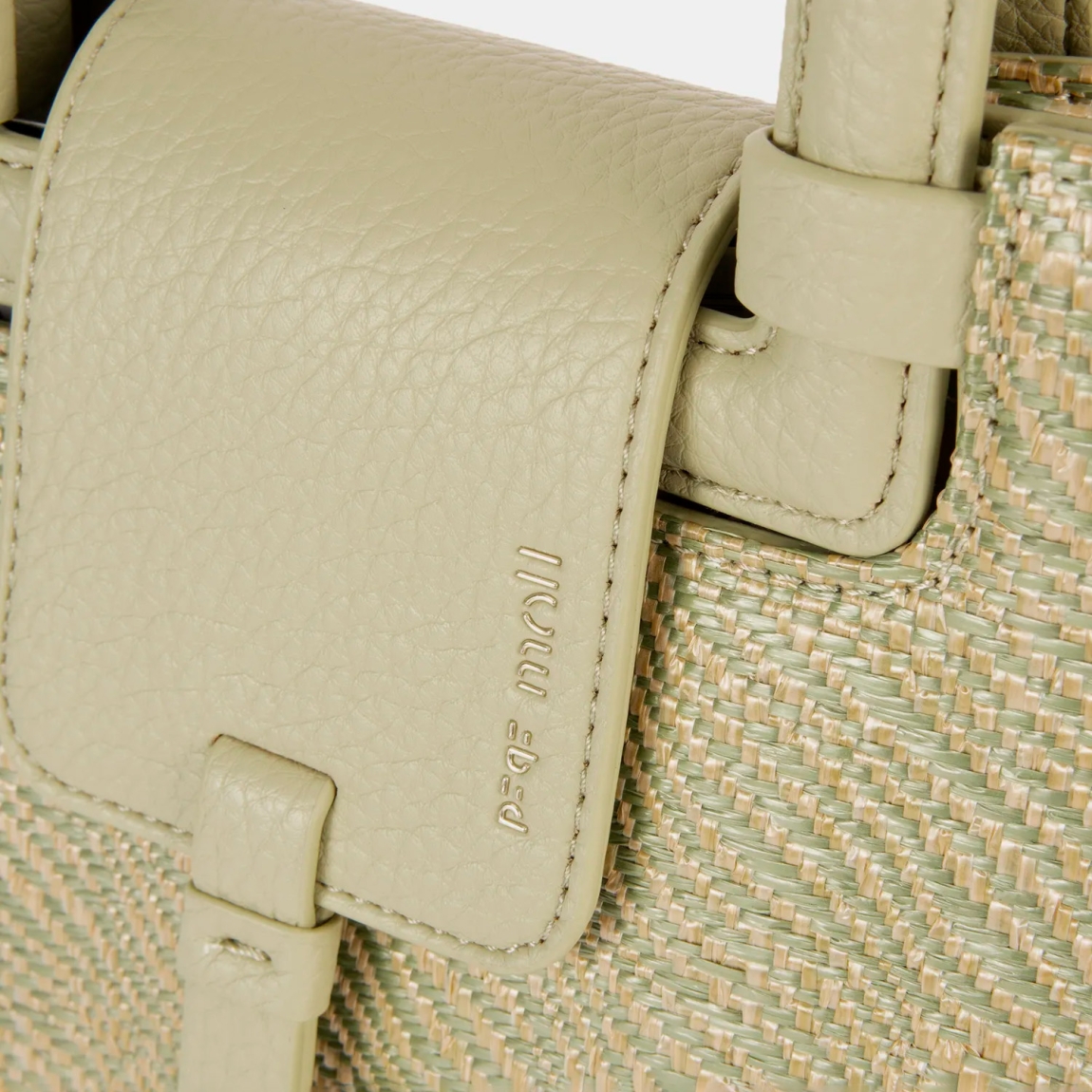 Bolso de la marca Pepe Moll, modelo COCO_S. Elaborado en polipiel color verde, con un diseño ligero y funcional, ideal para cualquier plan.Cierre con botón. Incluye un asa de mano con forma cuadrada. Bolsillo exterior con cremallera, para tenerlo todo bien organizado. Medidas: 17cm alto y 21cm ancho. Bolso Pepe Moll COCO_S, pensado para acompañarte en tu día a día.