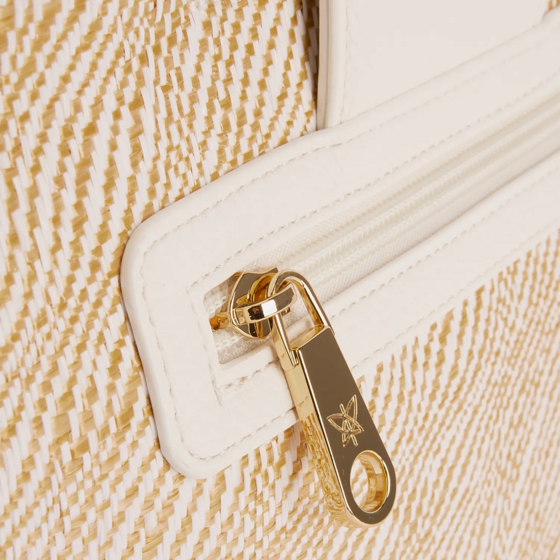 Bolso de la marca Pepe Moll, modelo COCO. Elaborado en polipiel color blanco, con un diseño ligero y funcional, ideal para cualquier plan.Cierre con cremallera. Incluye un asa de mano con forma cuadrada. Bolsillo exterior con cremallera, para tenerlo todo bien organizado. Medidas: 23cm alto y 36cm ancho. Bolso Pepe Moll COCO, pensado para acompañarte en tu día a día.