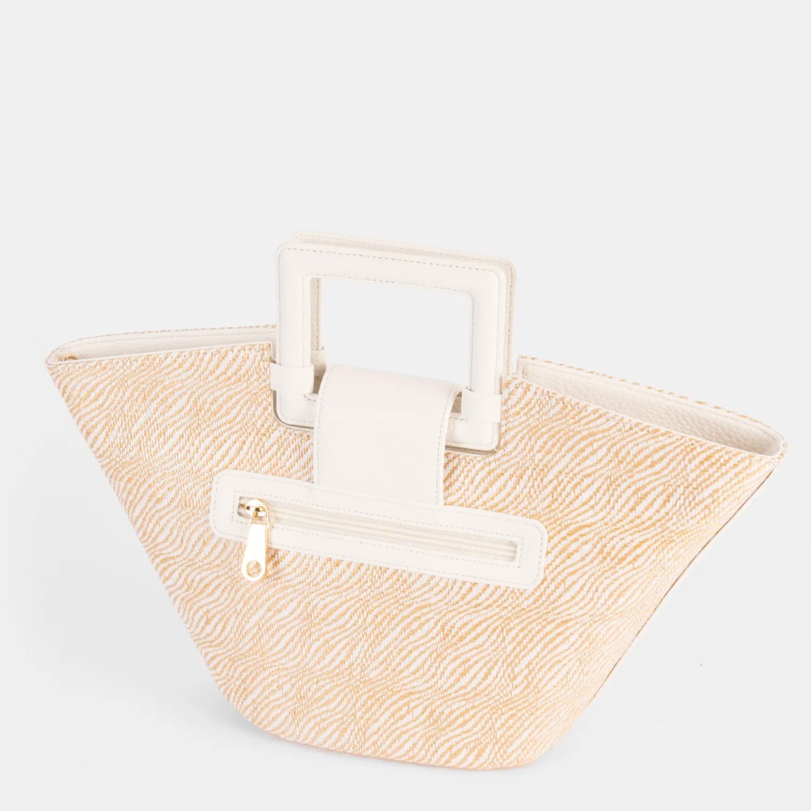Bolso de la marca Pepe Moll, modelo COCO. Elaborado en polipiel color blanco, con un diseño ligero y funcional, ideal para cualquier plan.Cierre con cremallera. Incluye un asa de mano con forma cuadrada. Bolsillo exterior con cremallera, para tenerlo todo bien organizado. Medidas: 23cm alto y 36cm ancho. Bolso Pepe Moll COCO, pensado para acompañarte en tu día a día.