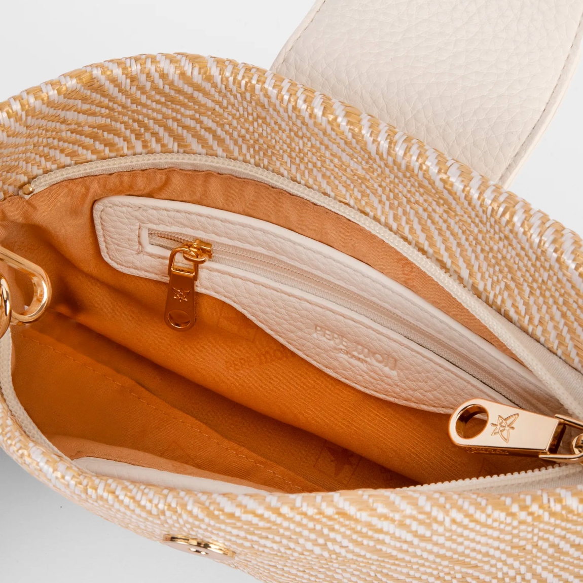 Bolso de la marca Pepe Moll, modelo MILET. Elaborado en textil multicolor, con un diseño ligero y funcional, ideal para cualquier plan. Cierre con botón. Bolsillo exterior con cremallera, para tenerlo todo bien organizado. Medidas: 14cm alto y 24cm ancho. Bolso Pepe Moll MILET, pensado para acompañarte en tu día a día.