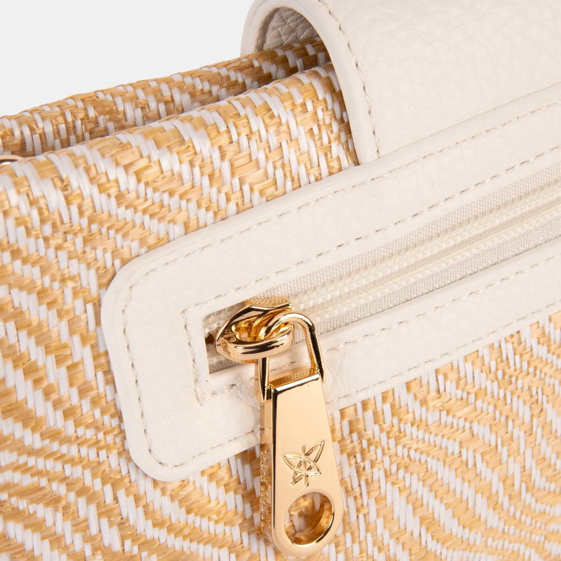 Bolso de la marca Pepe Moll, modelo MILET. Elaborado en textil multicolor, con un diseño ligero y funcional, ideal para cualquier plan. Cierre con botón. Bolsillo exterior con cremallera, para tenerlo todo bien organizado. Medidas: 14cm alto y 24cm ancho. Bolso Pepe Moll MILET, pensado para acompañarte en tu día a día.