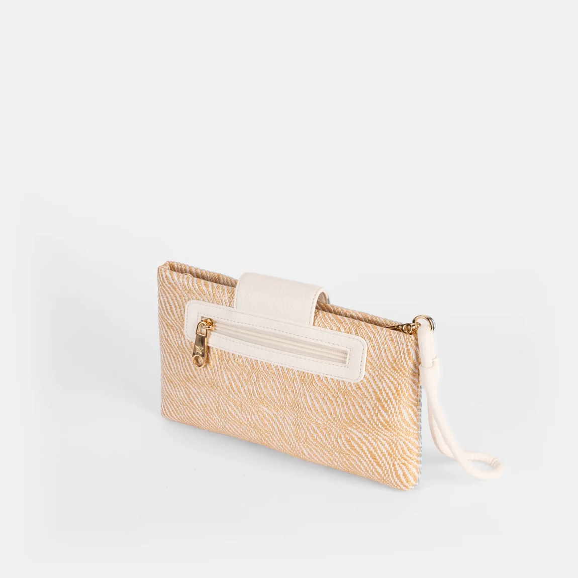 Bolso de la marca Pepe Moll, modelo MILET. Elaborado en textil multicolor, con un diseño ligero y funcional, ideal para cualquier plan. Cierre con botón. Bolsillo exterior con cremallera, para tenerlo todo bien organizado. Medidas: 14cm alto y 24cm ancho. Bolso Pepe Moll MILET, pensado para acompañarte en tu día a día.