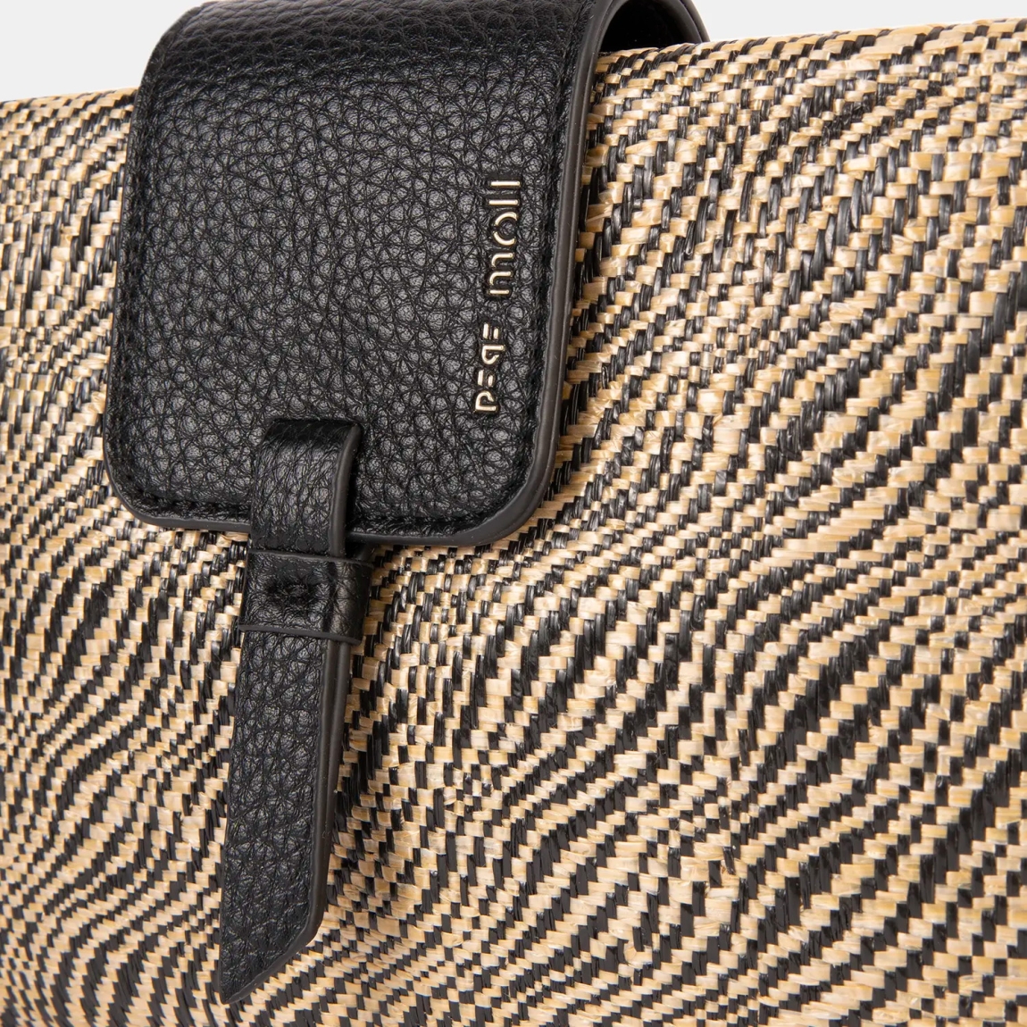 Bolso de la marca Pepe Moll, modelo MILET. Elaborado en textil color negro, con un diseño ligero y funcional, ideal para cualquier plan. Cierre con botón. Bolsillo exterior con cremallera, para tenerlo todo bien organizado. Medidas: 14cm alto y 24cm ancho. Bolso Pepe Moll MILET, pensado para acompañarte en tu día a día.