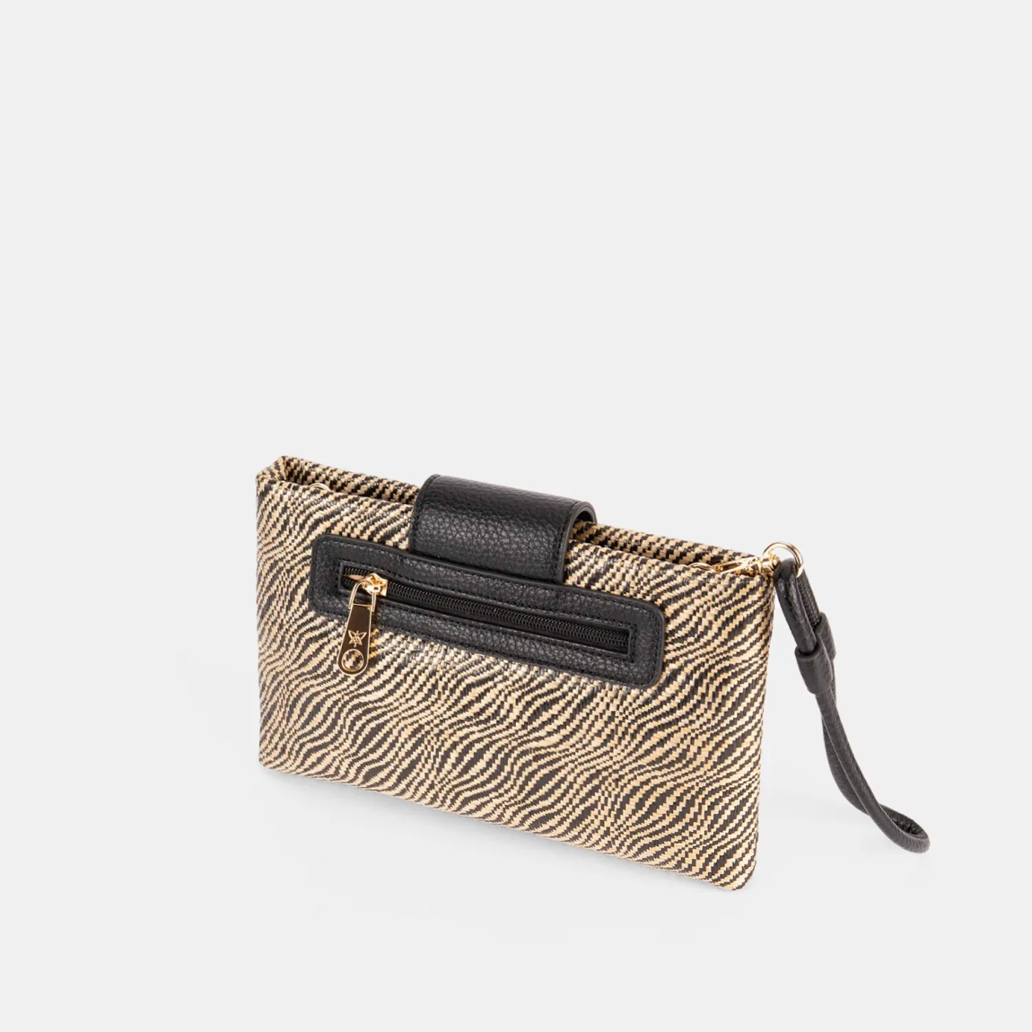 Bolso de la marca Pepe Moll, modelo MILET. Elaborado en textil color negro, con un diseño ligero y funcional, ideal para cualquier plan. Cierre con botón. Bolsillo exterior con cremallera, para tenerlo todo bien organizado. Medidas: 14cm alto y 24cm ancho. Bolso Pepe Moll MILET, pensado para acompañarte en tu día a día.