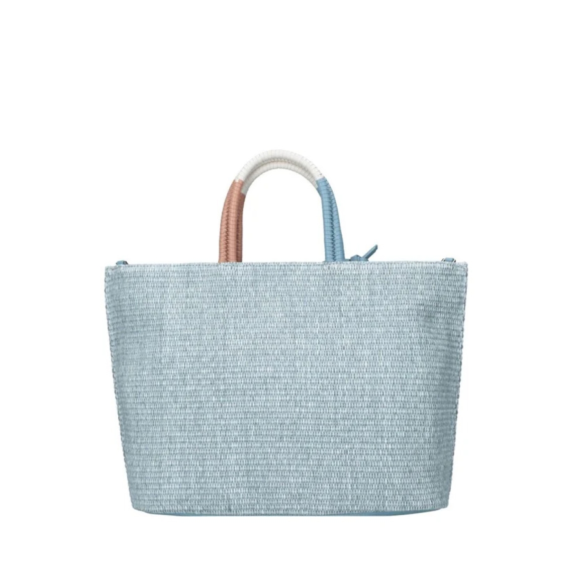 Bolso de la marca Rebelle, modelo FILLIPPA GIZA. Bolso elaborado rafia trenzada color azul. Se caracteriza por su doble portabilidad, se puede llevar en el hombro, y gracias a la correa de hombro desmontable y ajustable, se puede llevar cruzado. El interior está forrado y cuenta gran espacio. Cierre con botón. Medidas: alto 28cm y ancho 40cm. Este bolso Rebelle FILLIPPA GIZA es ideal para llevar todo lo que necesites a todos lados!