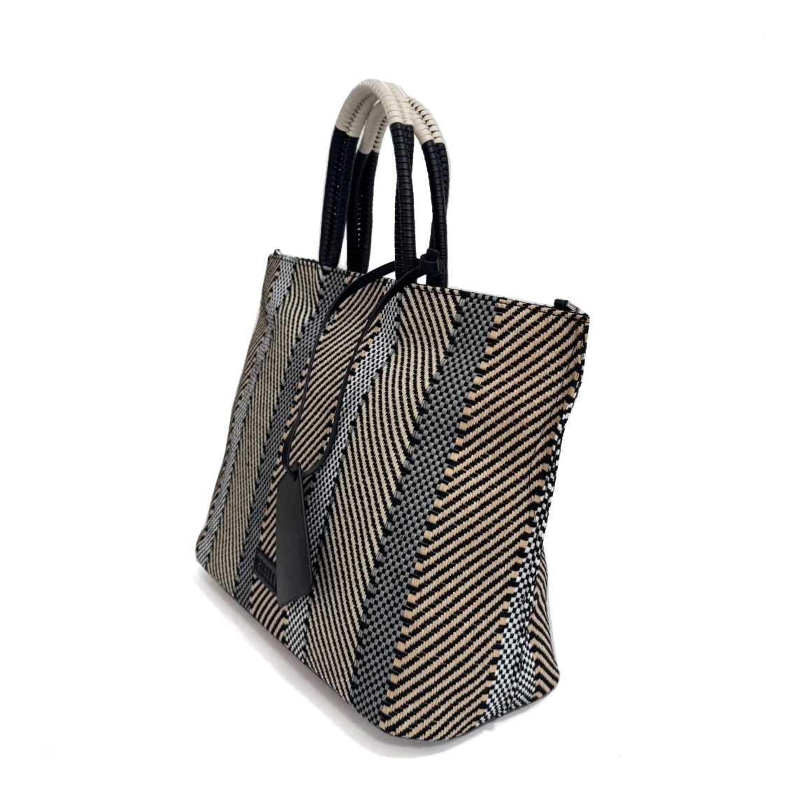 Bolso de la marca Rebelle, modelo FILIPPA RAPHIA. Bolso elaborado rafia trenzada multicolor. Se caracteriza por su doble portabilidad, se puede llevar en el hombro, y gracias a la correa de hombro desmontable y ajustable, se puede llevar cruzado. El interior está forrado y cuenta gran espacio. Cierre con botón. Medidas: alto 40cm y ancho 27cm. Este bolso Rebelle FILIPPA RAPHIA es ideal para llevar todo lo que necesites a todos lados!