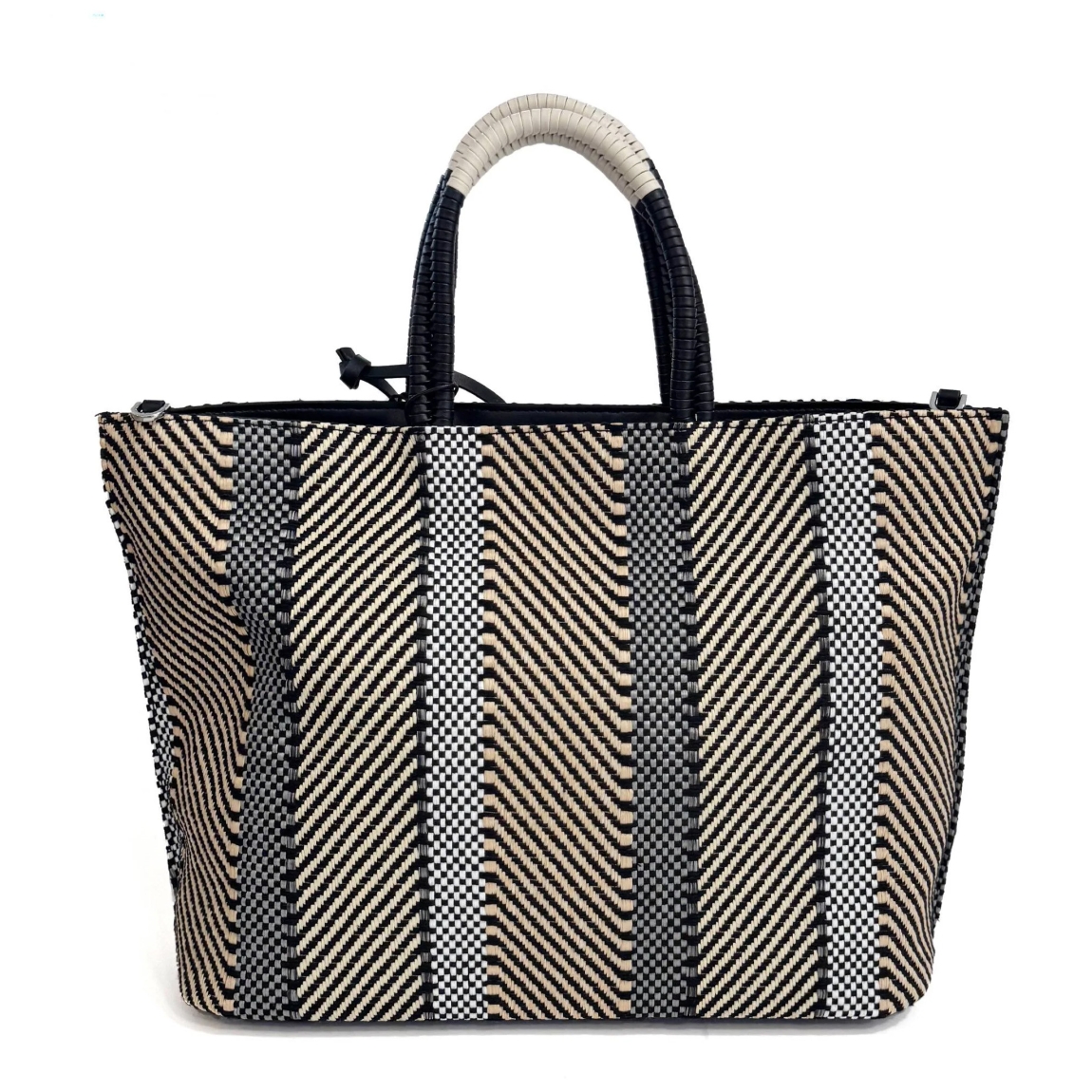 Bolso de la marca Rebelle, modelo FILIPPA RAPHIA. Bolso elaborado rafia trenzada multicolor. Se caracteriza por su doble portabilidad, se puede llevar en el hombro, y gracias a la correa de hombro desmontable y ajustable, se puede llevar cruzado. El interior está forrado y cuenta gran espacio. Cierre con botón. Medidas: alto 40cm y ancho 27cm. Este bolso Rebelle FILIPPA RAPHIA es ideal para llevar todo lo que necesites a todos lados!