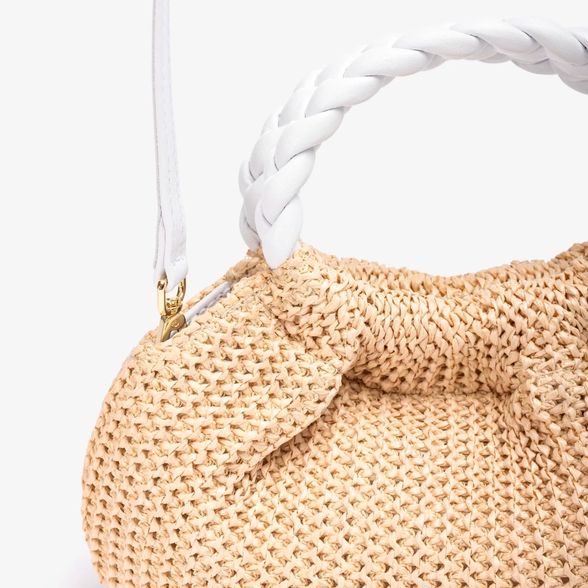 Bolso pequeño de la marca Unisa, modelo ZAMELI. Bolso de mano fabricado en rafia color camel. Asas redondas trenzadas de piel color blanco. Bandolera ajustable crossbag en piel. Cierre mediante imán. El bolso ZAMELI es un complemento esencial para esta temporada.Medidas: 15cm x 23cm x 6cm