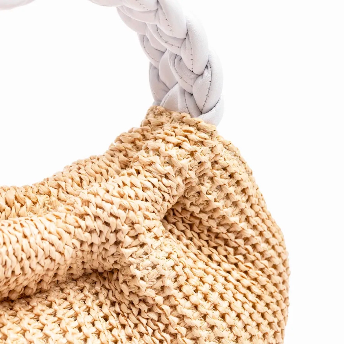 Bolso pequeño de la marca Unisa, modelo ZAMELI. Bolso de mano fabricado en rafia color camel. Asas redondas trenzadas de piel color blanco. Bandolera ajustable crossbag en piel. Cierre mediante imán. El bolso ZAMELI es un complemento esencial para esta temporada.Medidas: 15cm x 23cm x 6cm
