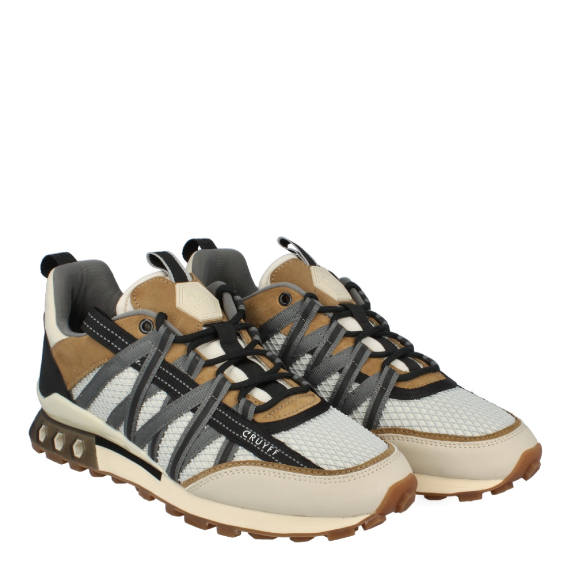 Deportivas de la marca Cruyff, modelo 241. Exterior de las deportivas en piel color beig con efecto rejilla y detalles en color gri y ante color camel. Interior de las deportivas en tetxil color gris con plantilla acolchada y extraíble. Cierre de las deportivas Cruyff con cordones negros. Deportivas con suela plana de goma. Estas deportivas Cruyff 241 tienen el diseño que garantiza la ligereza y comodidad que necesitas en tu día a día.