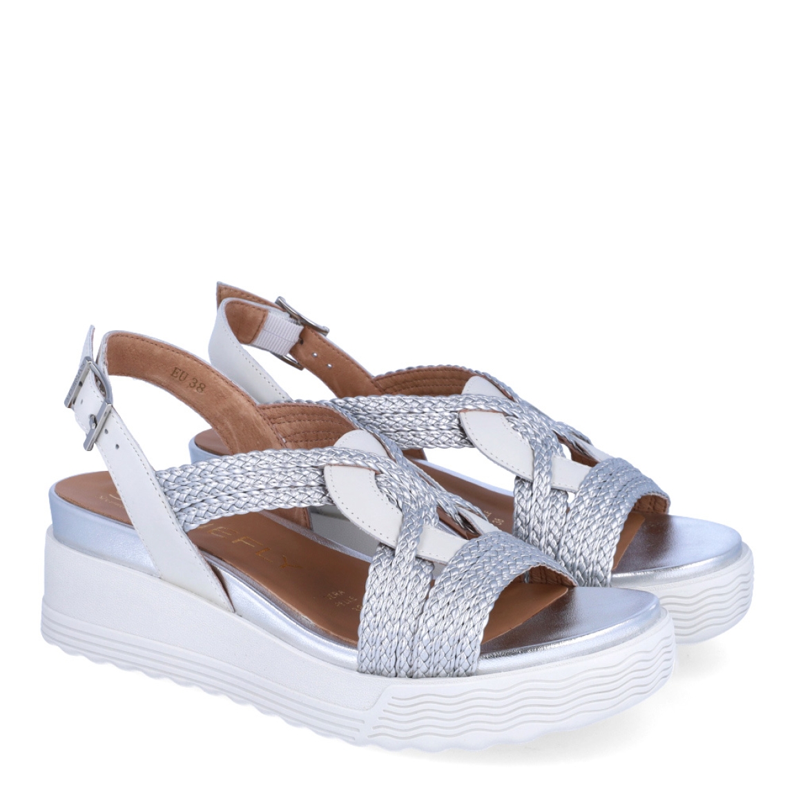 Sandalias de la marca Stonefly, modelo LIA. Sandalias elaboradas en piel trenzada color plata con tiras cruzadas. Interior en piel color camel. Cierre de las sandalias con hebilla en tobillo. Sandalias Stonefly con cuña de 5cm de altura. Estas Stonefly LIA son un complemento que te ofrecerá la comodidad que necesitas a donde vayas esta temporada!