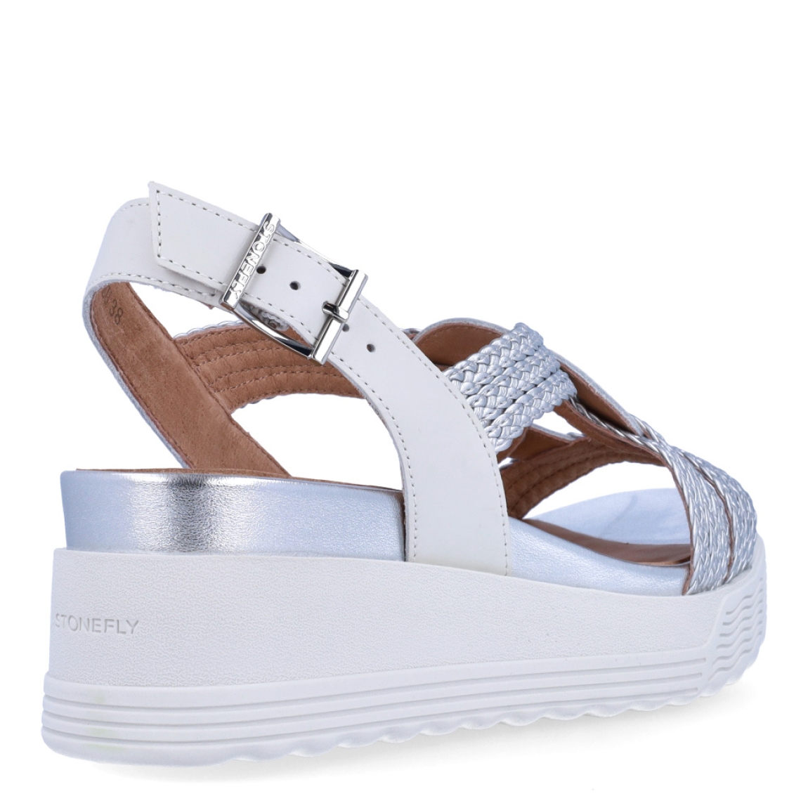 Sandalias de la marca Stonefly, modelo LIA. Sandalias elaboradas en piel trenzada color plata con tiras cruzadas. Interior en piel color camel. Cierre de las sandalias con hebilla en tobillo. Sandalias Stonefly con cuña de 5cm de altura. Estas Stonefly LIA son un complemento que te ofrecerá la comodidad que necesitas a donde vayas esta temporada!