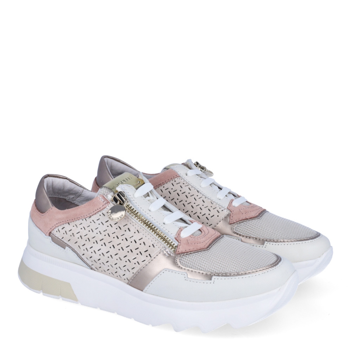 Deportivas de la marca Stonefly, modelo SUSANE. Deportivas elaboradas en ante color nude y rosa con piel en efecto troquelado color blanco con detalle de cierre. Cierre de las deportivas con cordones blancos. Deportivas Stonefly con cuña de 2cm de altura. Estas Stonefly SUSANE son un complemento que te ofrecerá la comodidad que necesitas a donde vayas esta temporada!