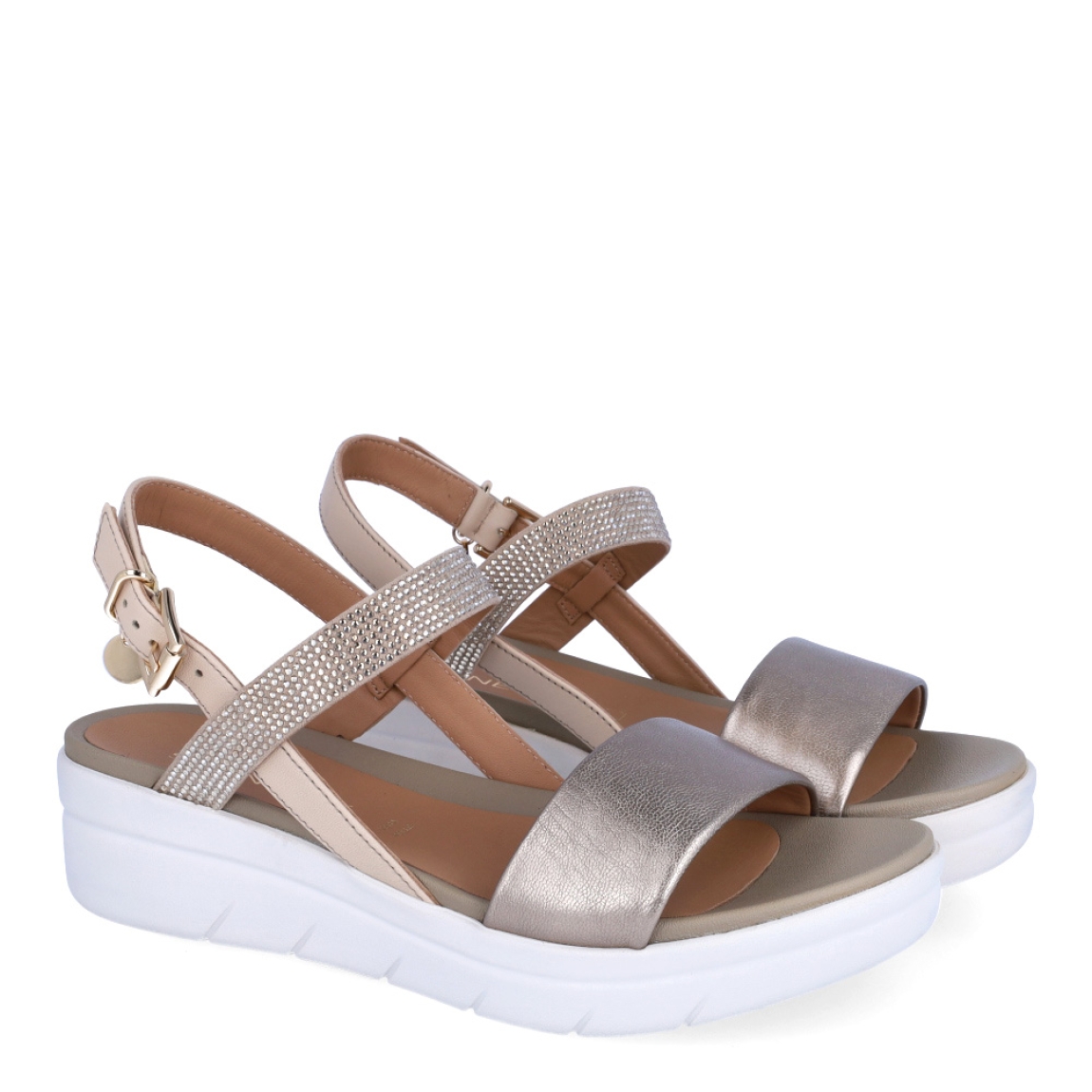 Sandalias de la marca Stonefly, modelo SABRINA. Sandalias elaboradas en piel color nude con detalle de brillantes en tira de pala. Cierre de las sandalias con hebilla en tobillo. Sandalias Stonefly con cuña de 4cm de altura. Estas Stonefly SABRINA son un complemento que te ofrecerá la comodidad que necesitas a donde vayas esta temporada!